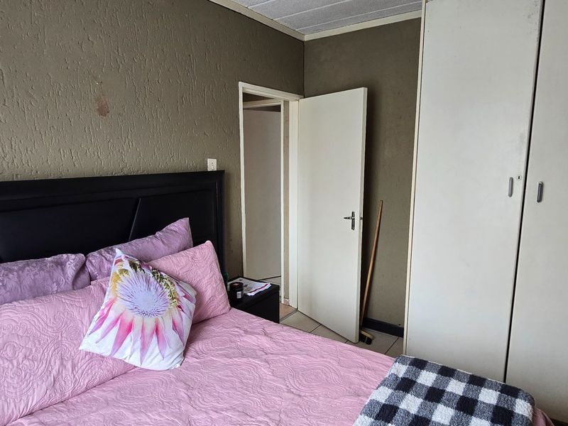 Bright and secured Florida Lake flat with garden access - Photo 7