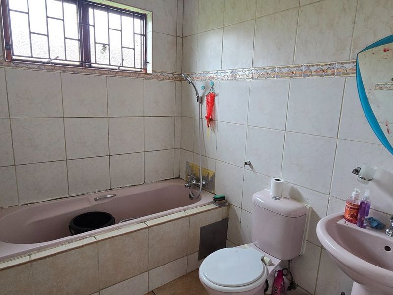 Bright and secured Florida Lake flat with garden access - Photo 6