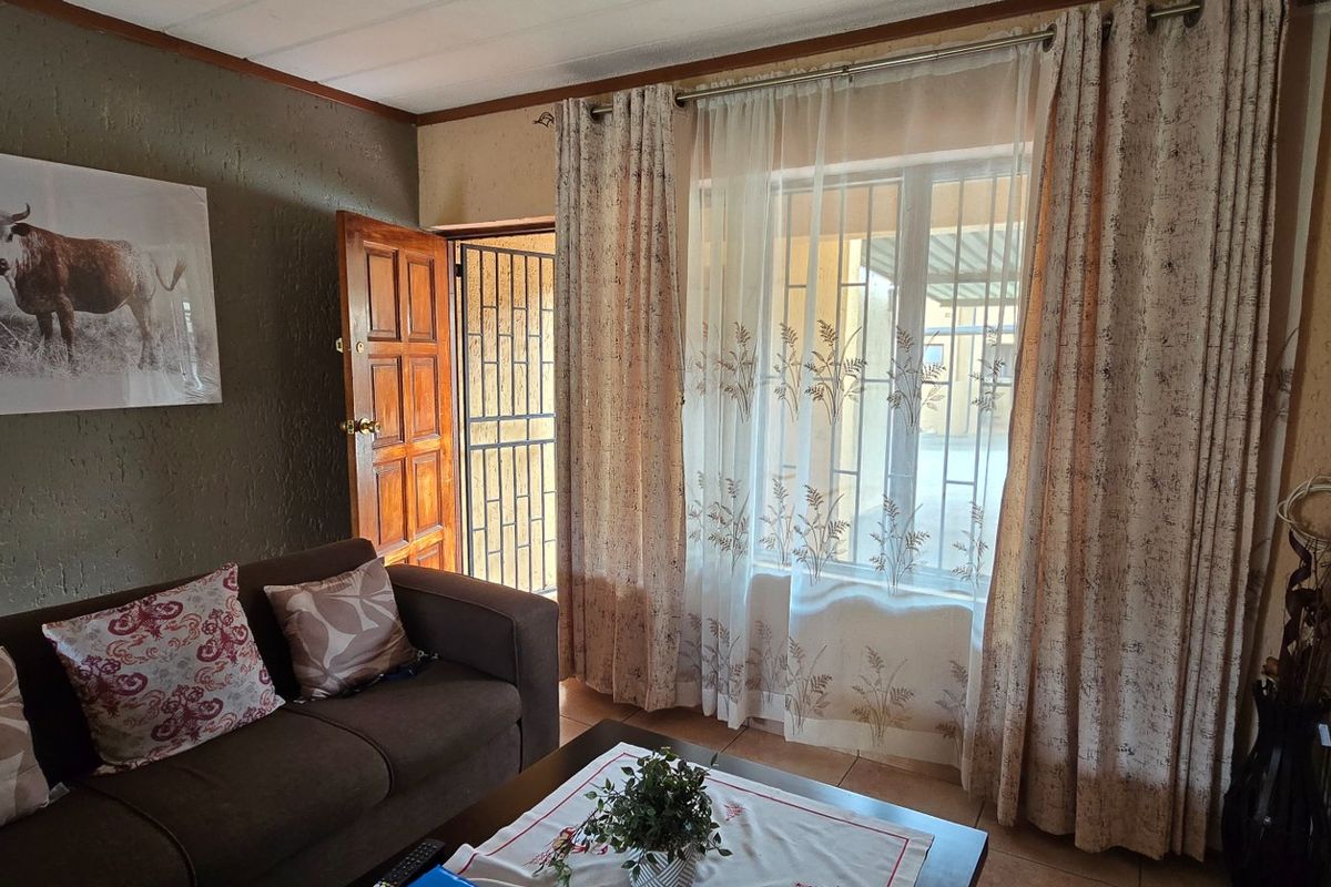 Bright and secured Florida Lake flat with garden access - Photo 2