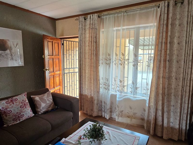 Bright and secured Florida Lake flat with garden access - Photo 2