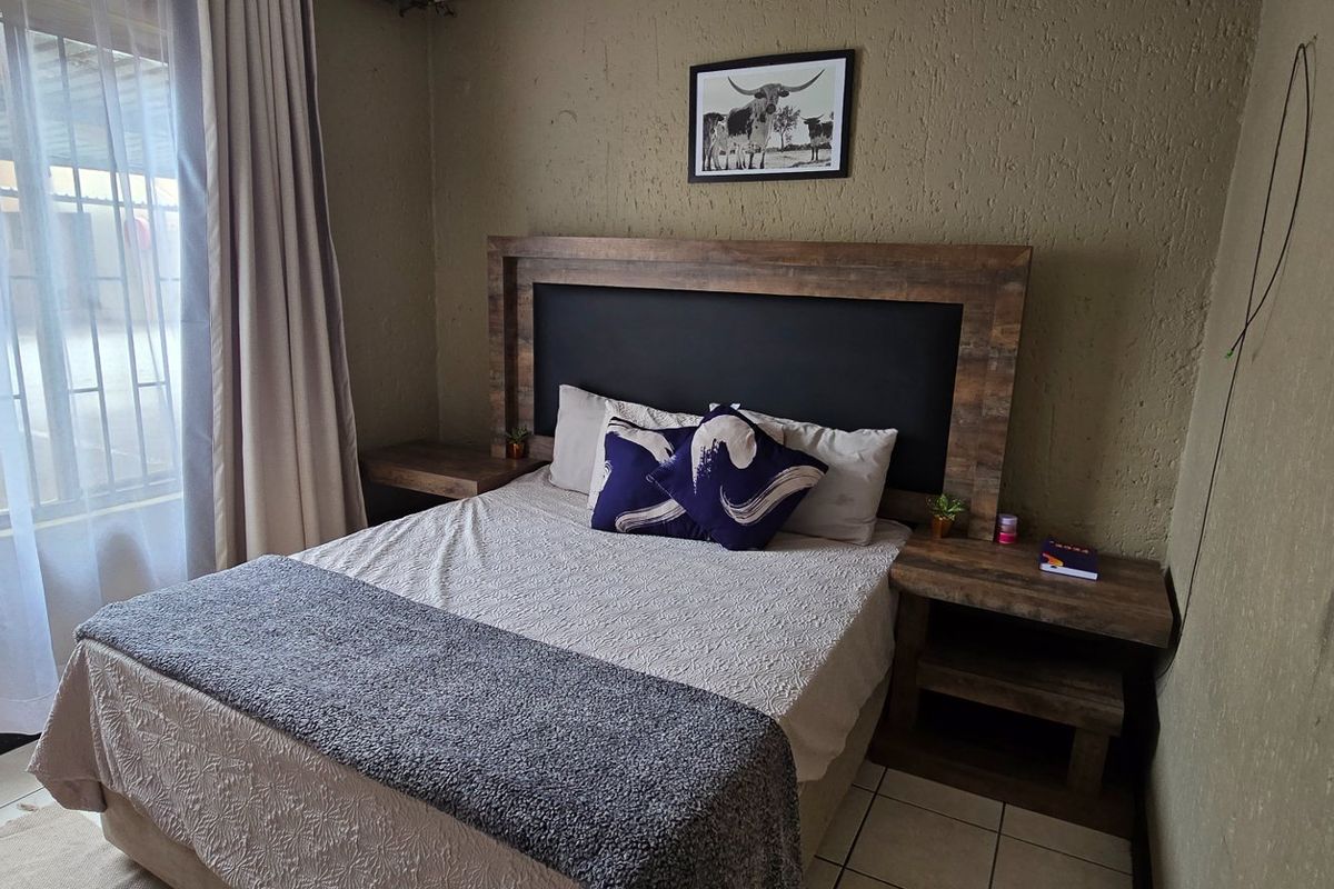 Bright and secured Florida Lake flat with garden access - Photo 5