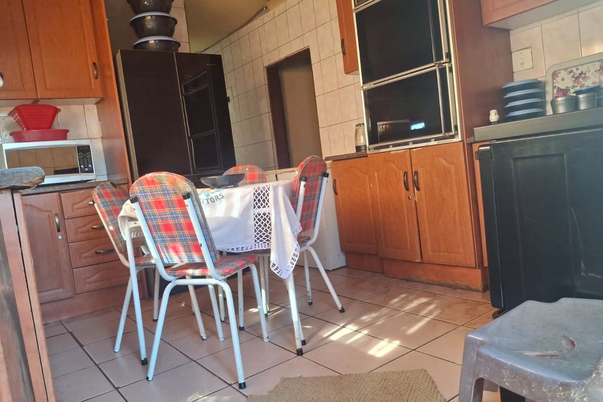 3-Bedroom Home in Vosloorus - Photo 3
