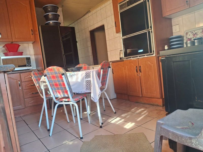 3-Bedroom Home in Vosloorus - Photo 3