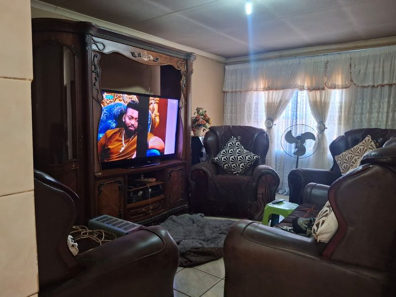 3-Bedroom Home in Vosloorus - Photo 9