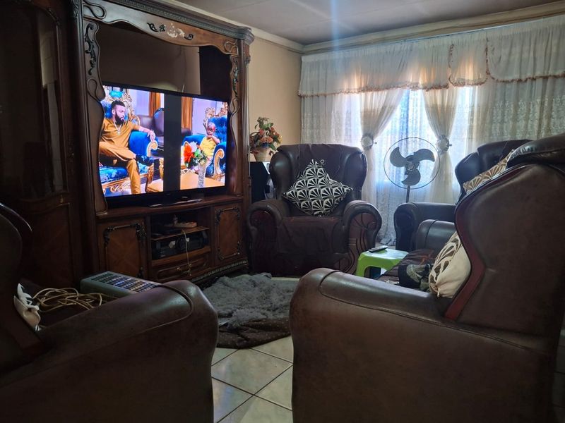 3-Bedroom Home in Vosloorus - Photo 8