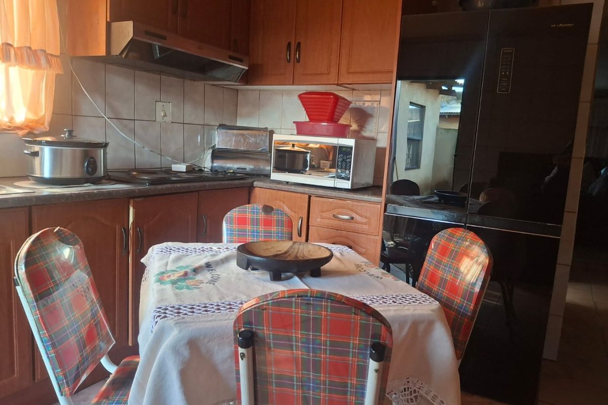 3-Bedroom Home in Vosloorus - Photo 2