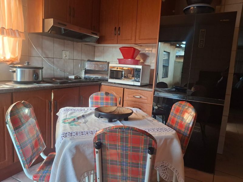 3-Bedroom Home in Vosloorus - Photo 2