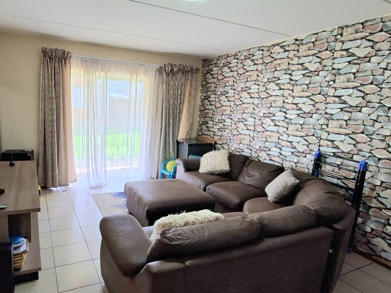 SPACIOUS GROUND FLOOR APARTMENT  - Photo 5