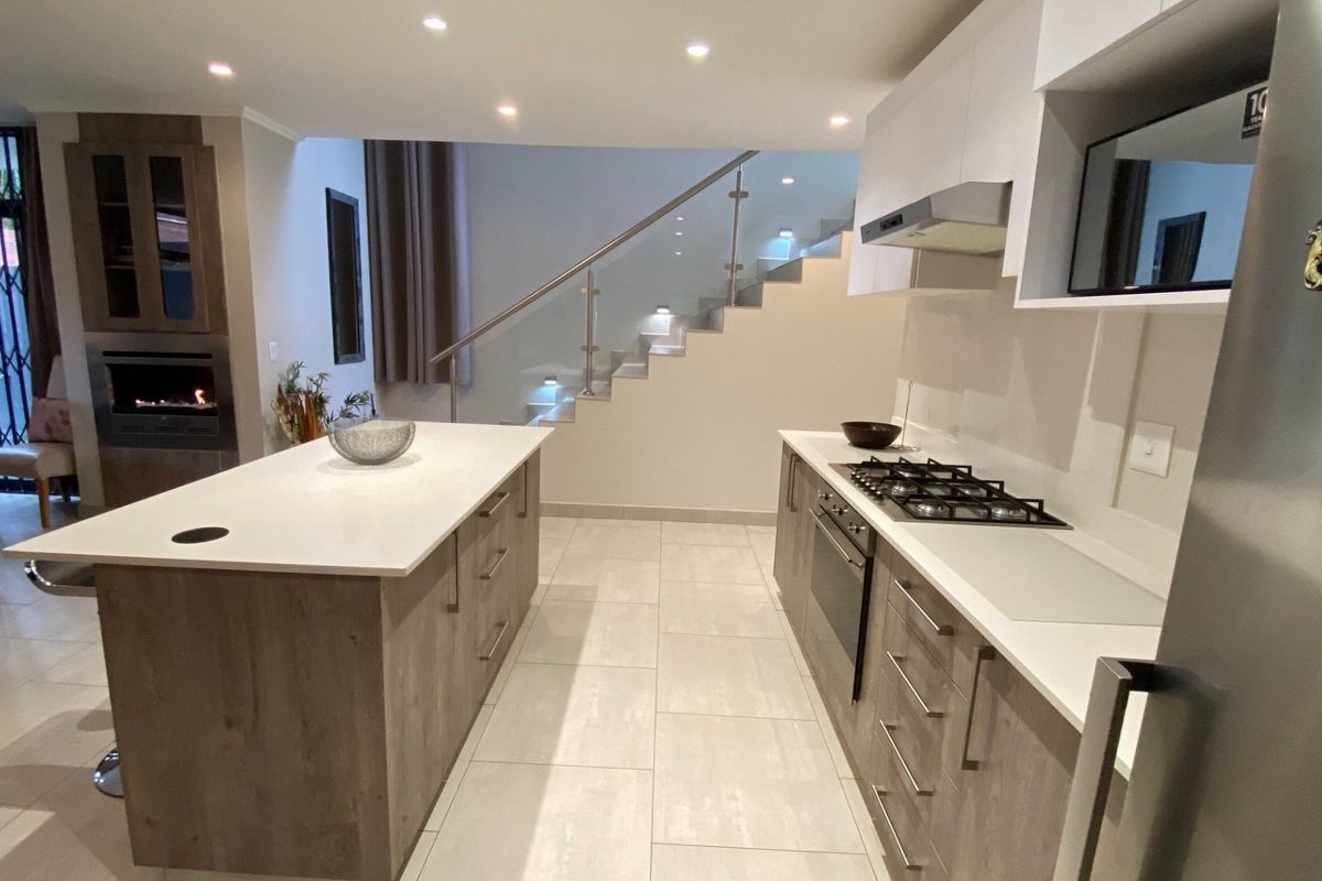 4 Bedroom Fully Furnished House for Rent in Bryanston - Photo 2