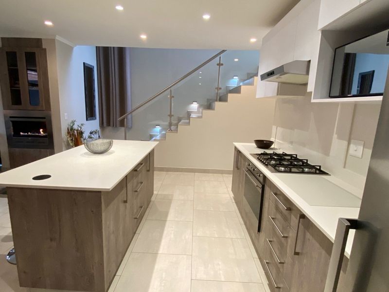 4 Bedroom Fully Furnished House for Rent in Bryanston - Photo 2