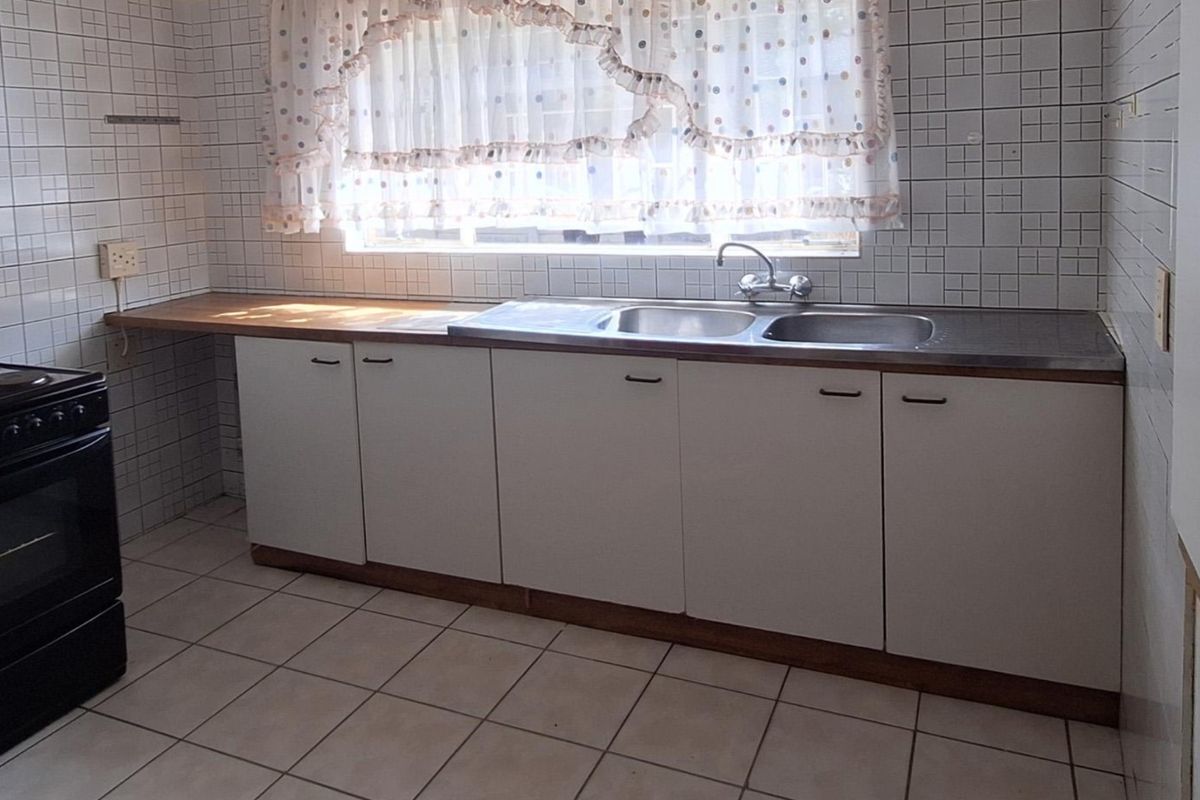 Modern 3 Bedroom Townhouse for Sale in Standerton Central – Prime Location & Comfortable Living - Photo 3