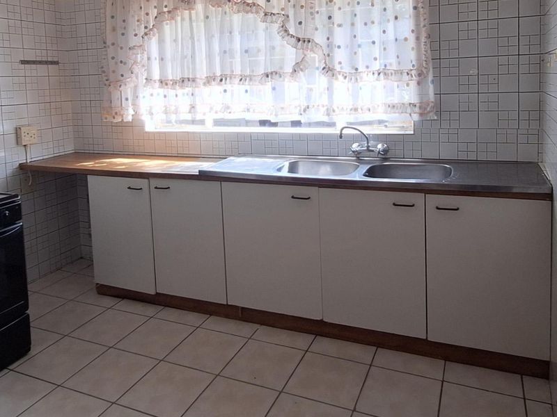Modern 3 Bedroom Townhouse for Sale in Standerton Central – Prime Location & Comfortable Living - Photo 3
