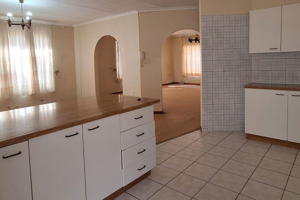 Modern 3 Bedroom Townhouse for Sale in Standerton Central – Prime Location & Comfortable Living - Photo 4