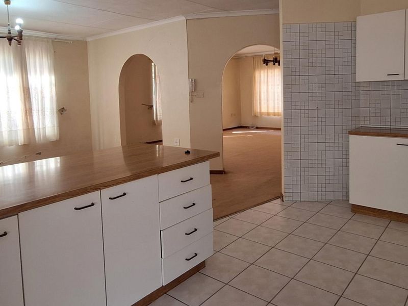 Modern 3 Bedroom Townhouse for Sale in Standerton Central – Prime Location & Comfortable Living - Photo 4
