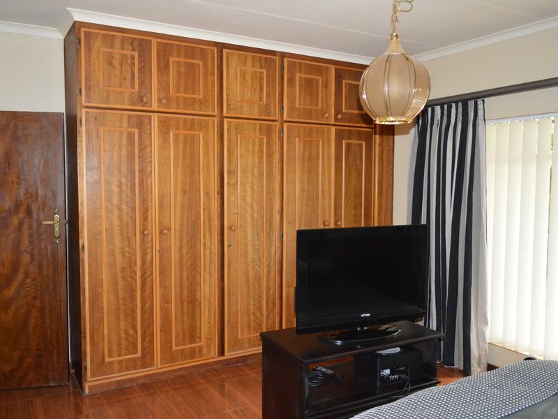 Elegant Family Residence with Exceptional Space & Refined Entertainment Appeal in Prime Flamwood - Photo 9