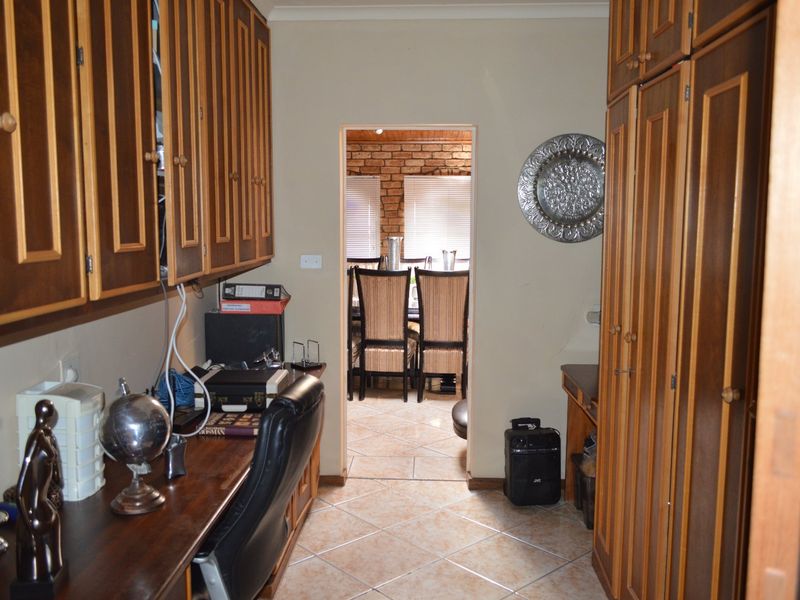 Elegant Family Residence with Exceptional Space & Refined Entertainment Appeal in Prime Flamwood - Photo 7