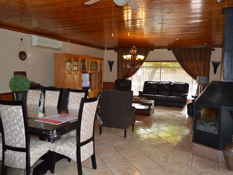 Elegant Family Residence with Exceptional Space & Refined Entertainment Appeal in Prime Flamwood - Photo 5