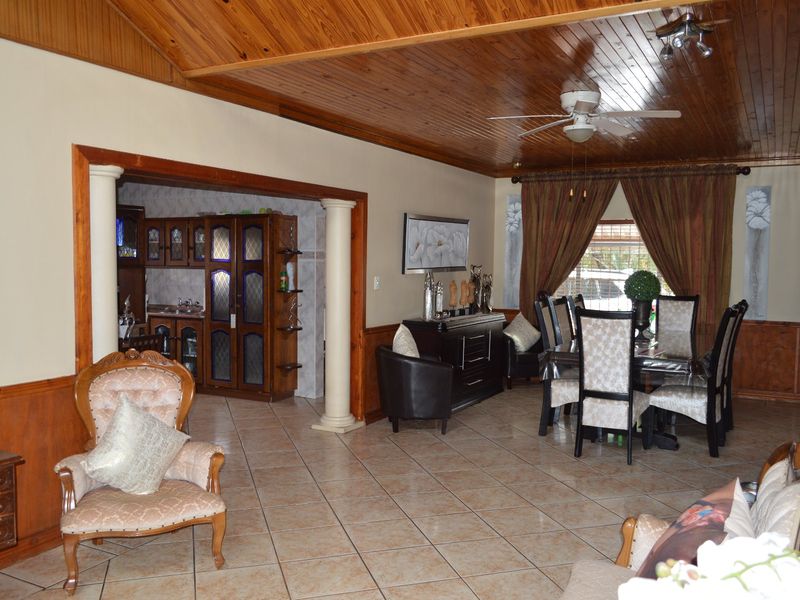Elegant Family Residence with Exceptional Space & Refined Entertainment Appeal in Prime Flamwood - Photo 2