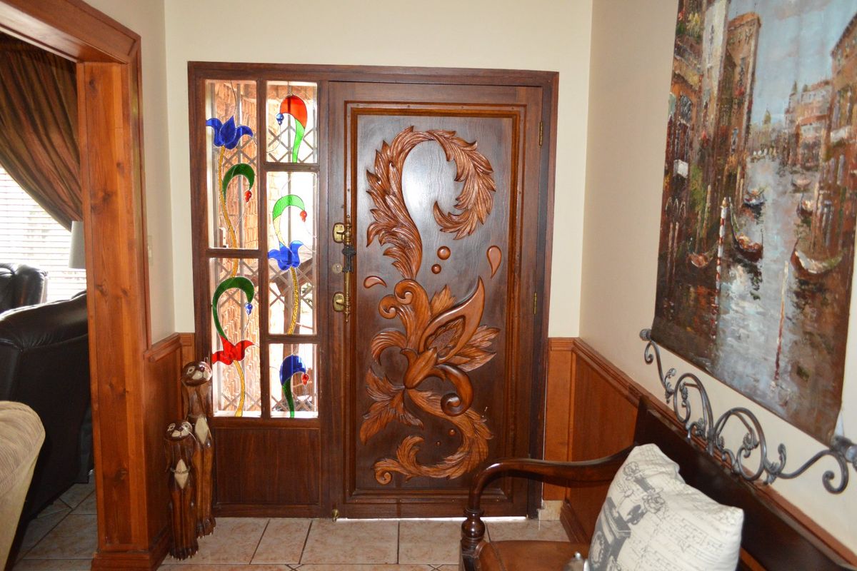 Elegant Family Residence with Exceptional Space & Refined Entertainment Appeal in Prime Flamwood - Photo 4