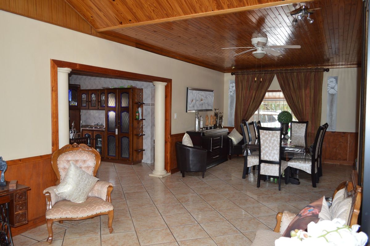 Elegant Family Residence with Exceptional Space & Refined Entertainment Appeal in Prime Flamwood - Photo 3