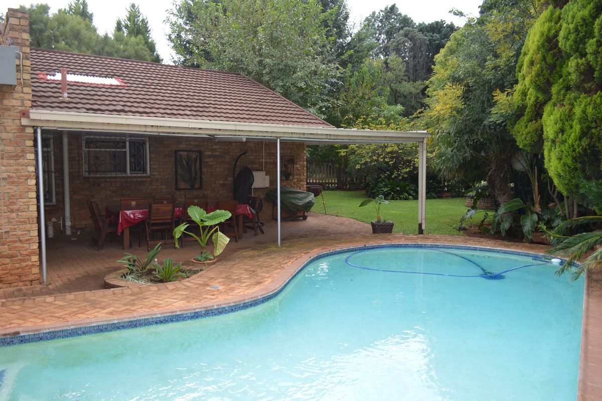 Elegant Family Residence with Exceptional Space & Refined Entertainment Appeal in Prime Flamwood - Photo 2