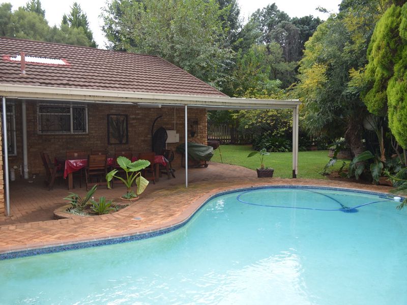 Elegant Family Residence with Exceptional Space & Refined Entertainment Appeal in Prime Flamwood - Photo 2