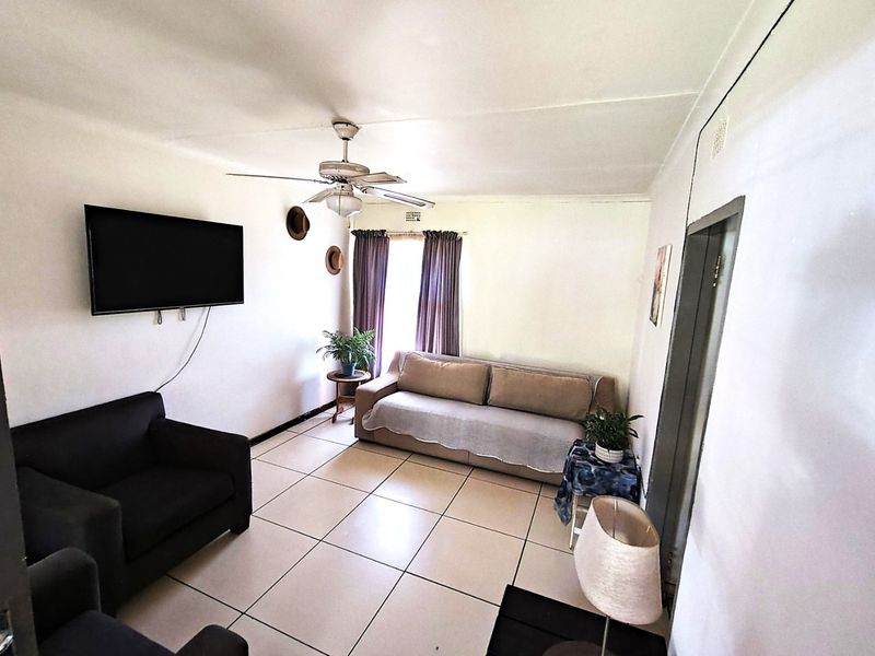 2 Bedroom Home with 1 Bedroom Flatlet - Photo 3