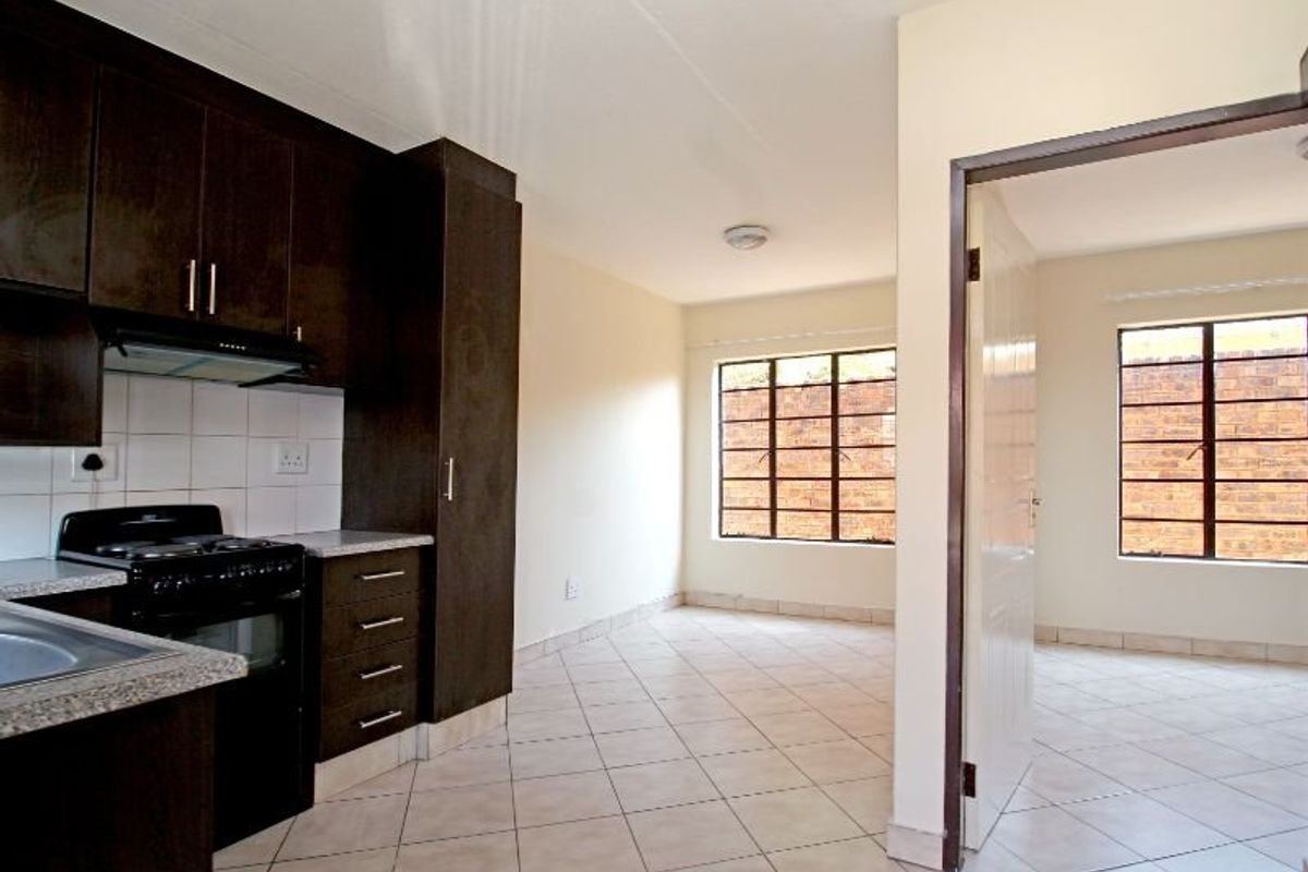 1 Bedroom Flat for Sale in Kempton Park  R320 000 - Photo 5