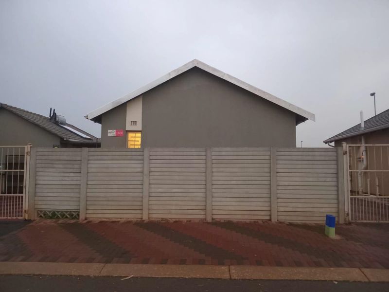 Cosy 2 Bedroom Home in Sky City, Alberton - Photo 2