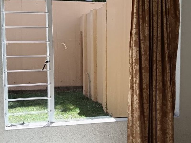 2 Bedroom Ground Floor Apartment for Sale in President Park, Midrand - Photo 2
