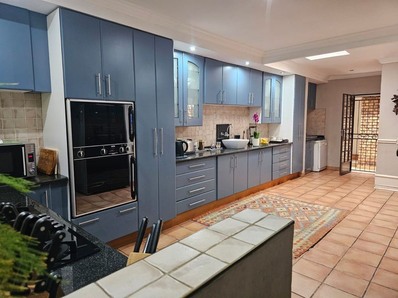 Hidden Gem in the Heart of Brooklyn – Spacious 4 Bedroom Home - Photo 5