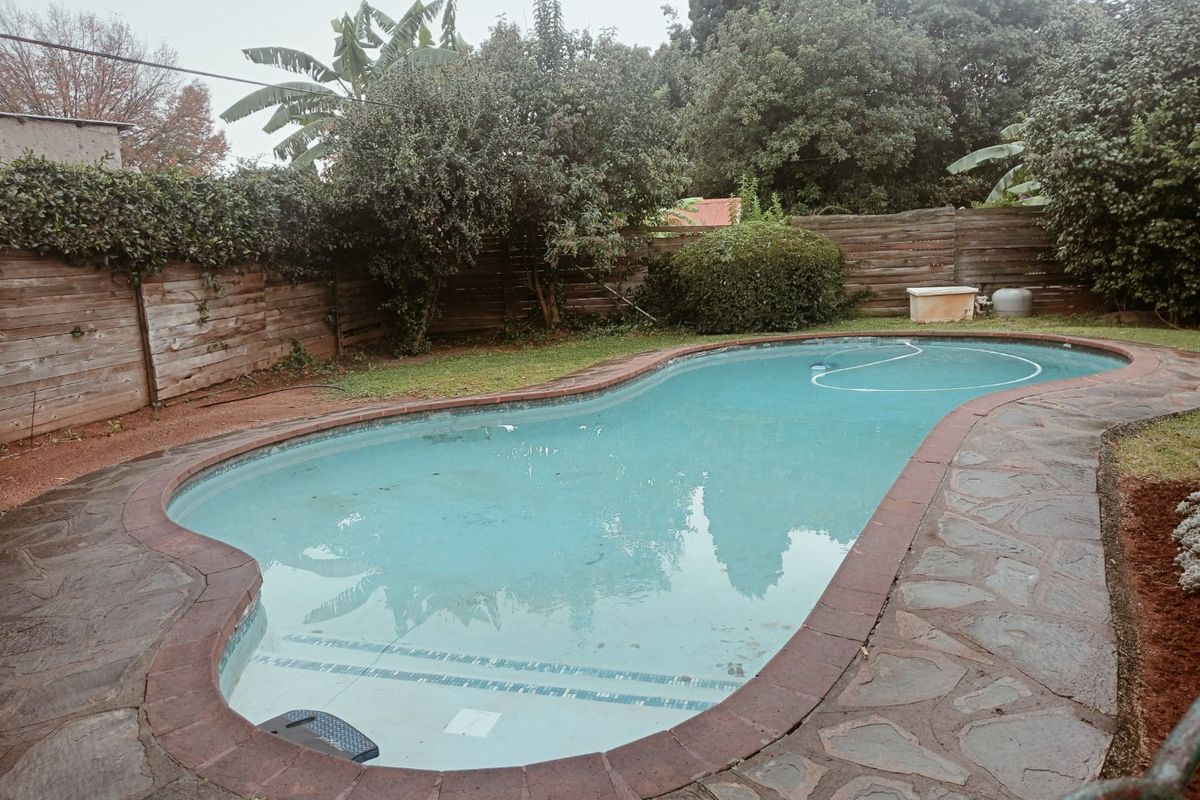 Lovely 3 bedroom 1 bathroom Home with a pool - Photo 3