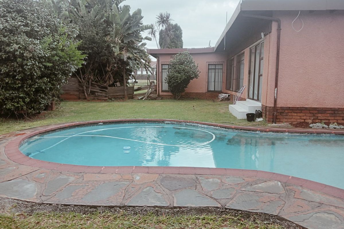 Lovely 3 bedroom 1 bathroom Home with a pool - Photo 2