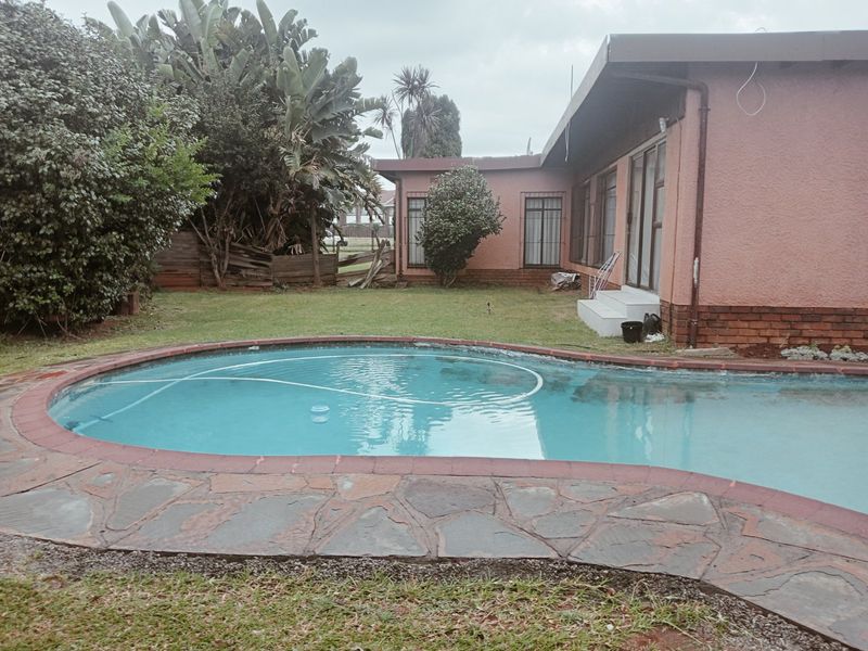 Lovely 3 bedroom 1 bathroom Home with a pool - Photo 2
