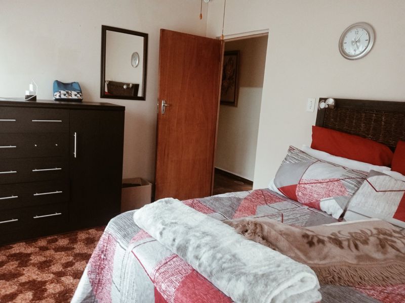 Lovely 3 bedroom 1 bathroom Home with a pool - Photo 9