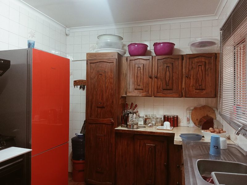 Lovely 3 bedroom 1 bathroom Home with a pool - Photo 7