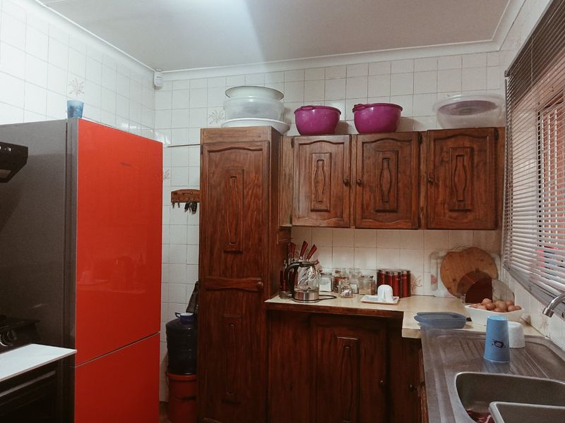 Lovely 3 bedroom 1 bathroom Home with a pool - Photo 8