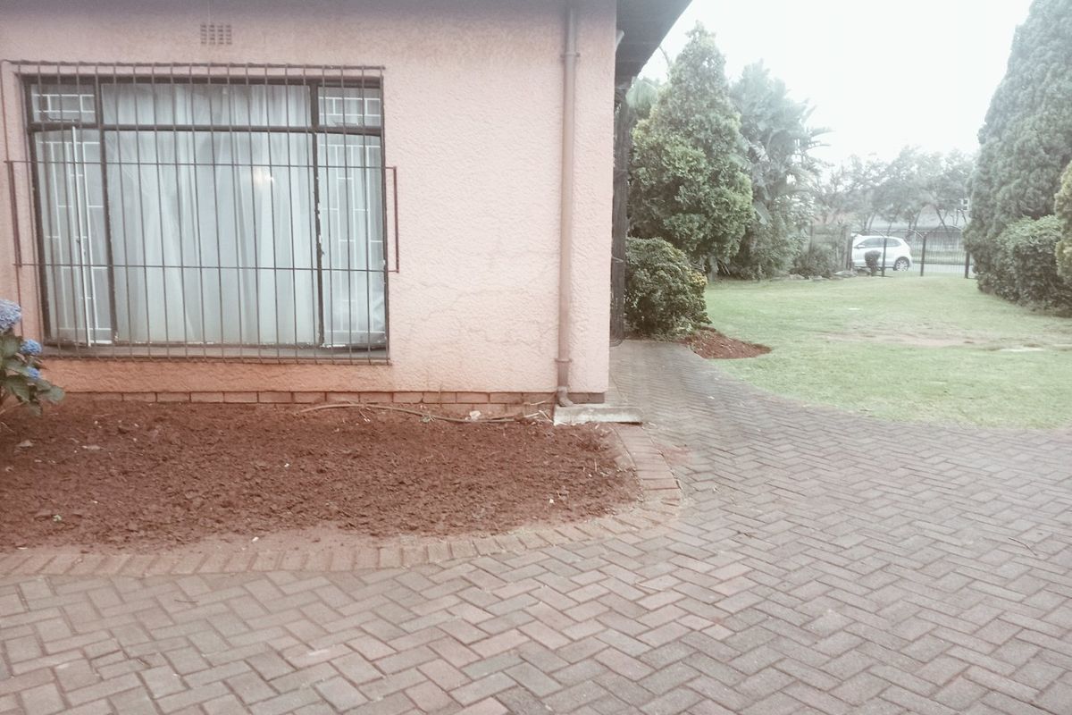 Lovely 3 bedroom 1 bathroom Home with a pool - Photo 5