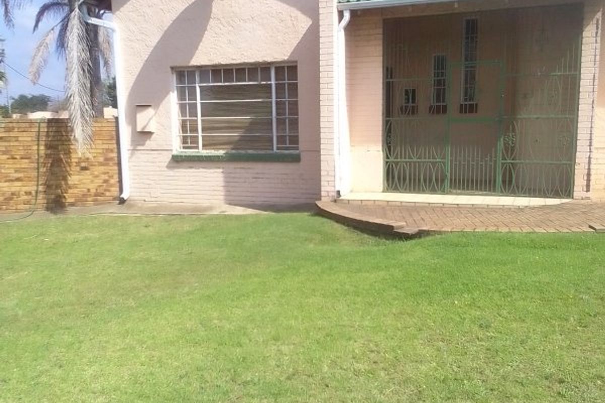 Spacious Family Living with a Splash of Comfort! - Photo 3