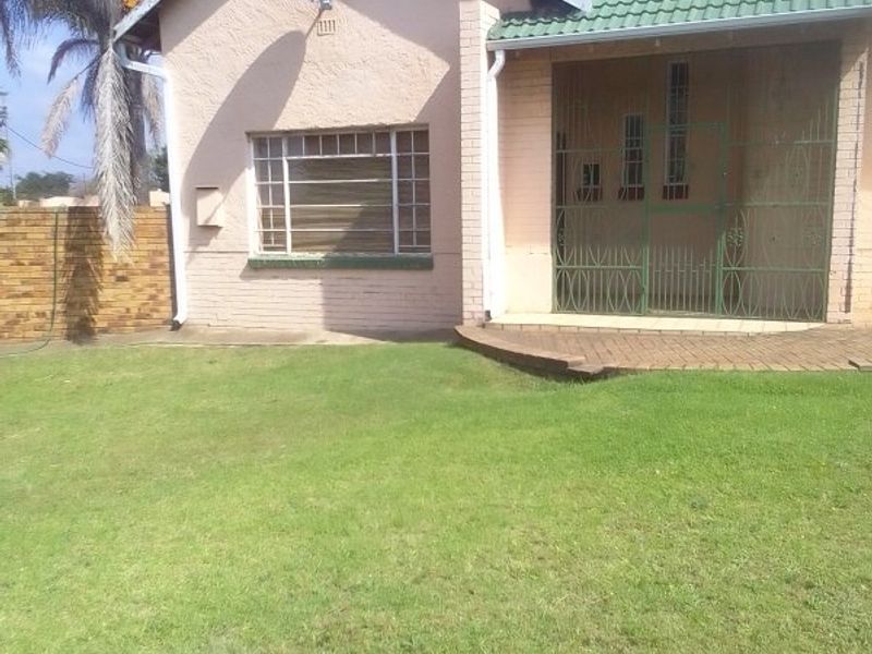 Spacious Family Living with a Splash of Comfort! - Photo 3