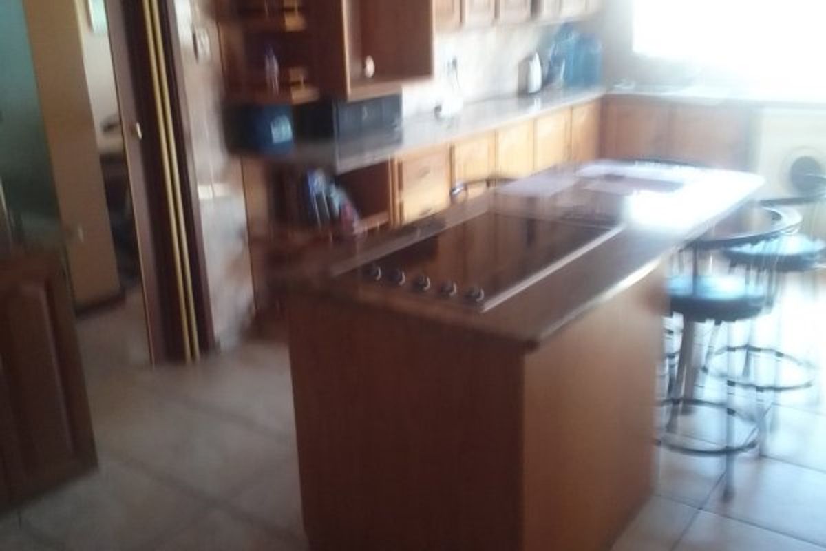 Spacious Family Living with a Splash of Comfort! - Photo 5