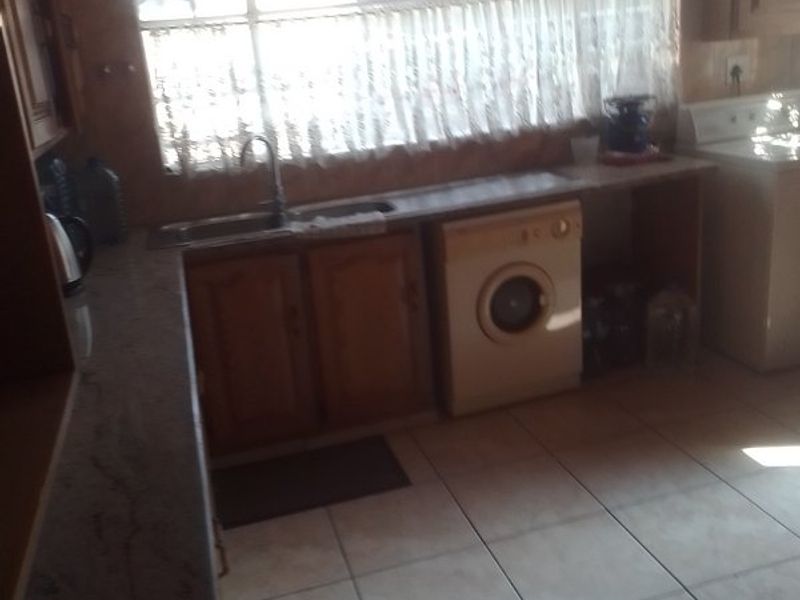 Spacious Family Living with a Splash of Comfort! - Photo 2