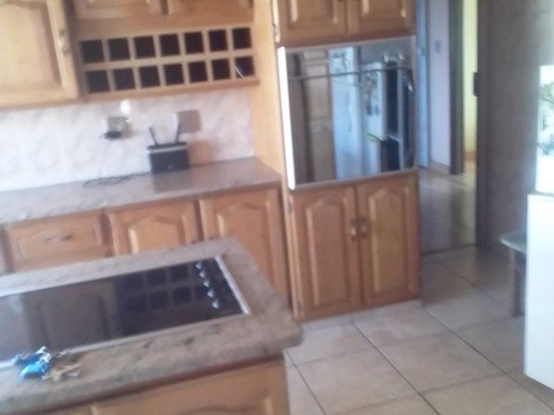 Spacious Family Living with a Splash of Comfort! - Photo 4