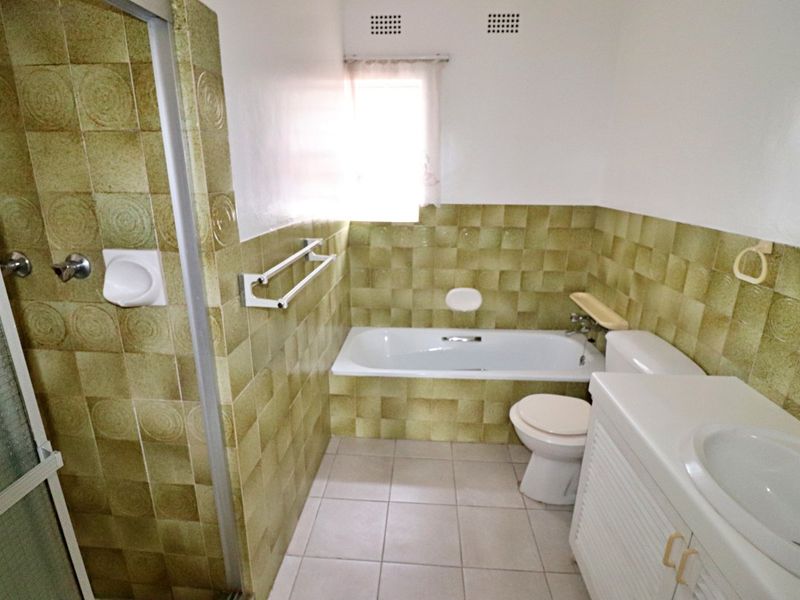 Charming 2-Bedroom Simplex with Beautiful Garden Retreat - Photo 4