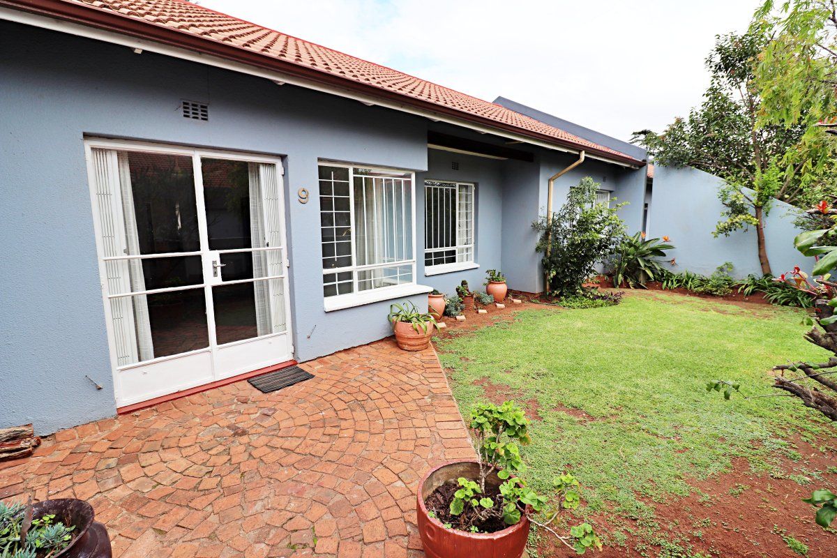 Charming 2-Bedroom Simplex with Beautiful Garden Retreat - Photo 2