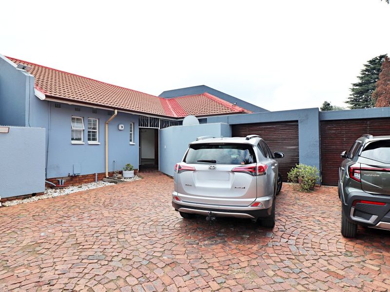 Charming 2-Bedroom Simplex with Beautiful Garden Retreat - Photo 3