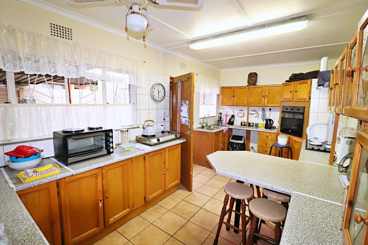 Spacious 3-Bedroom Home with Ample Covered Parking - Photo 3