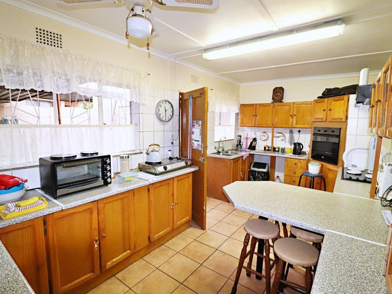 Spacious 3-Bedroom Home with Ample Covered Parking - Photo 3