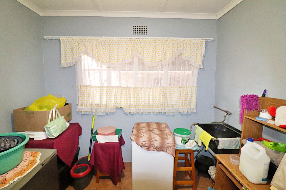 Spacious 3-Bedroom Home with Ample Covered Parking - Photo 4