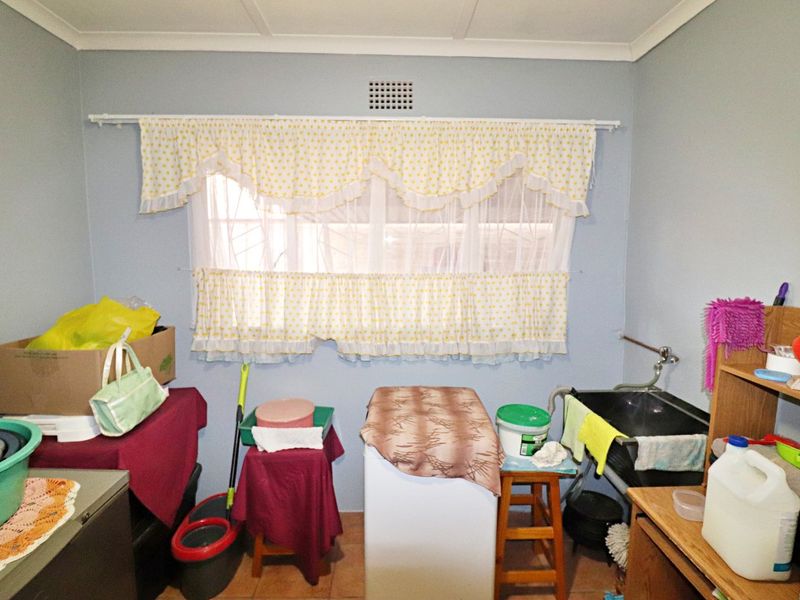 Spacious 3-Bedroom Home with Ample Covered Parking - Photo 4